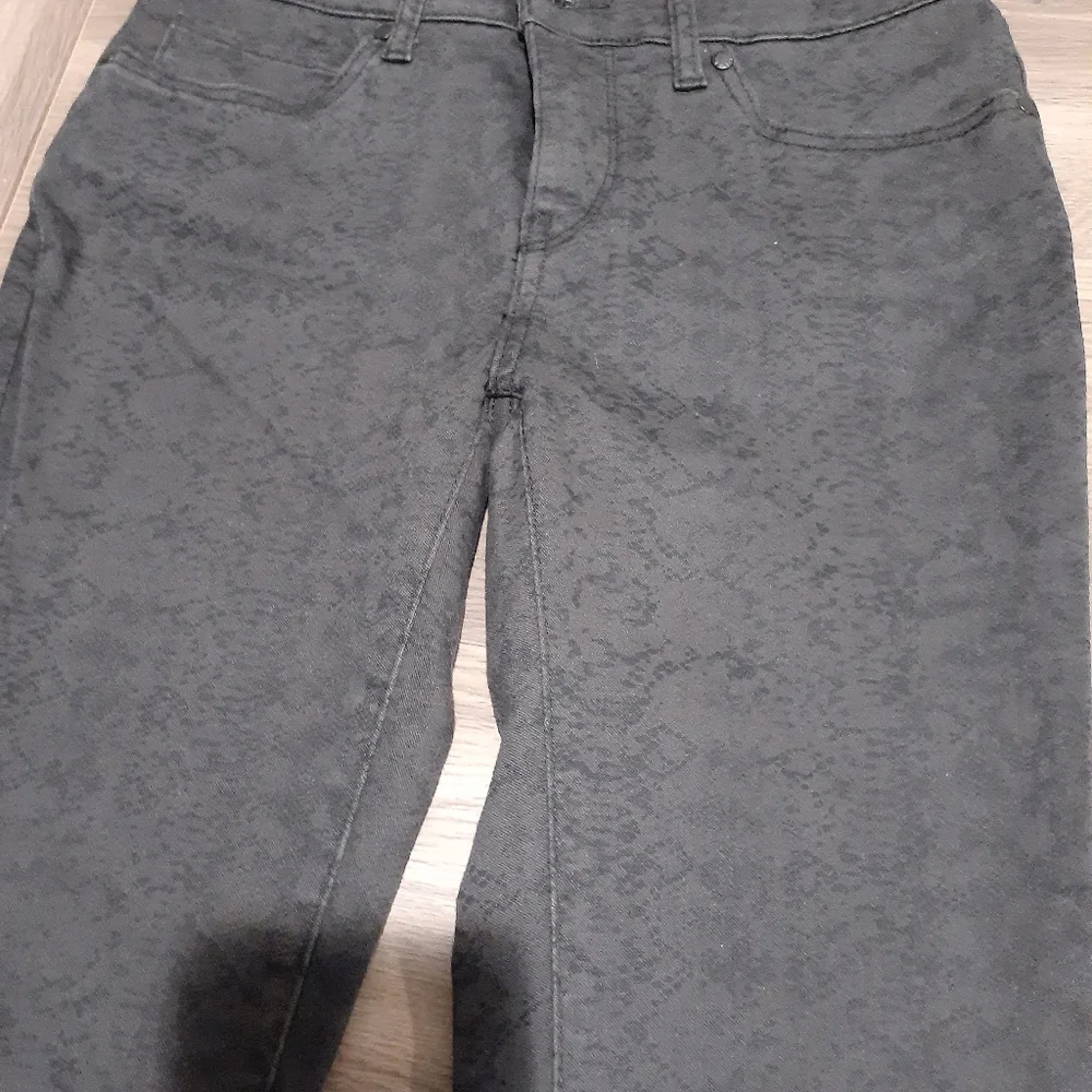 #208 NWOT Women's Jeans - Picture 2 of 3